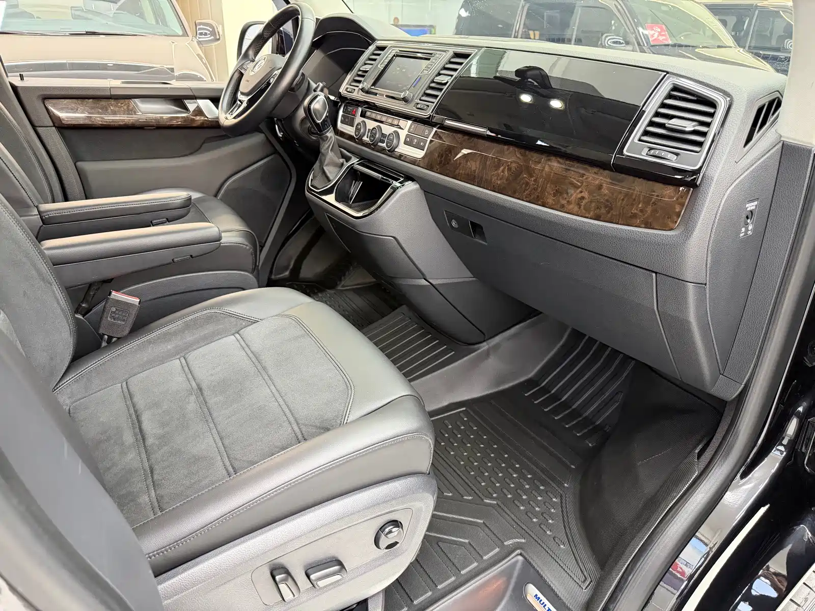 Photo 21 - Volkswagen Multivan
