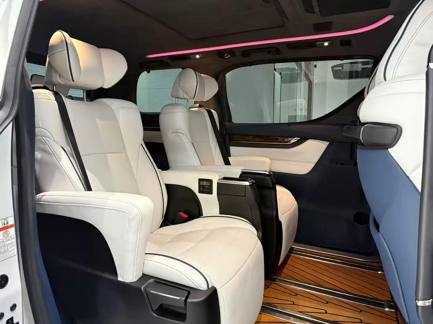 Toyota Alphard 2021 Hybrid 2.5L Luxury фото 8