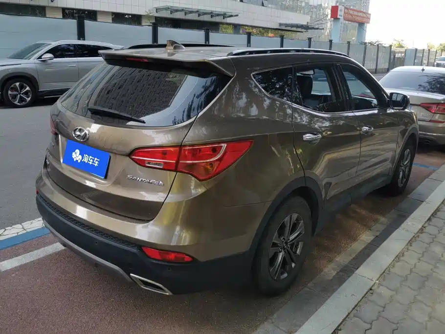 Фото 3 - Hyundai Santa Fe