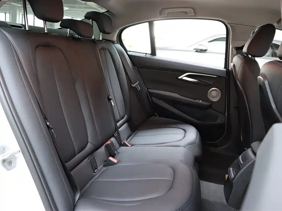 BMW 1 Series 2023 120i M Sport фото 16
