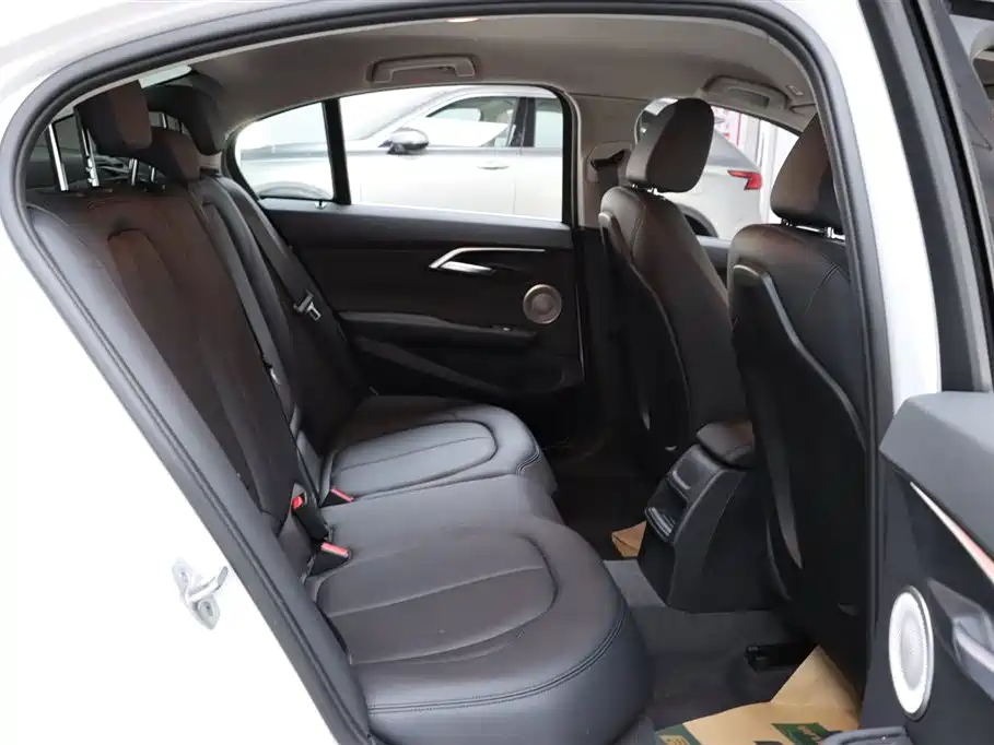 BMW 1 Series 2023 120i M Sport фото 15