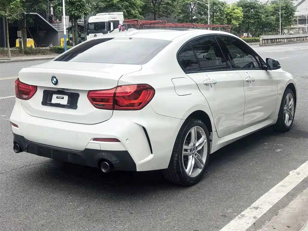 BMW 1 Series 2021 120i M Sport Shadow Edition фото 9