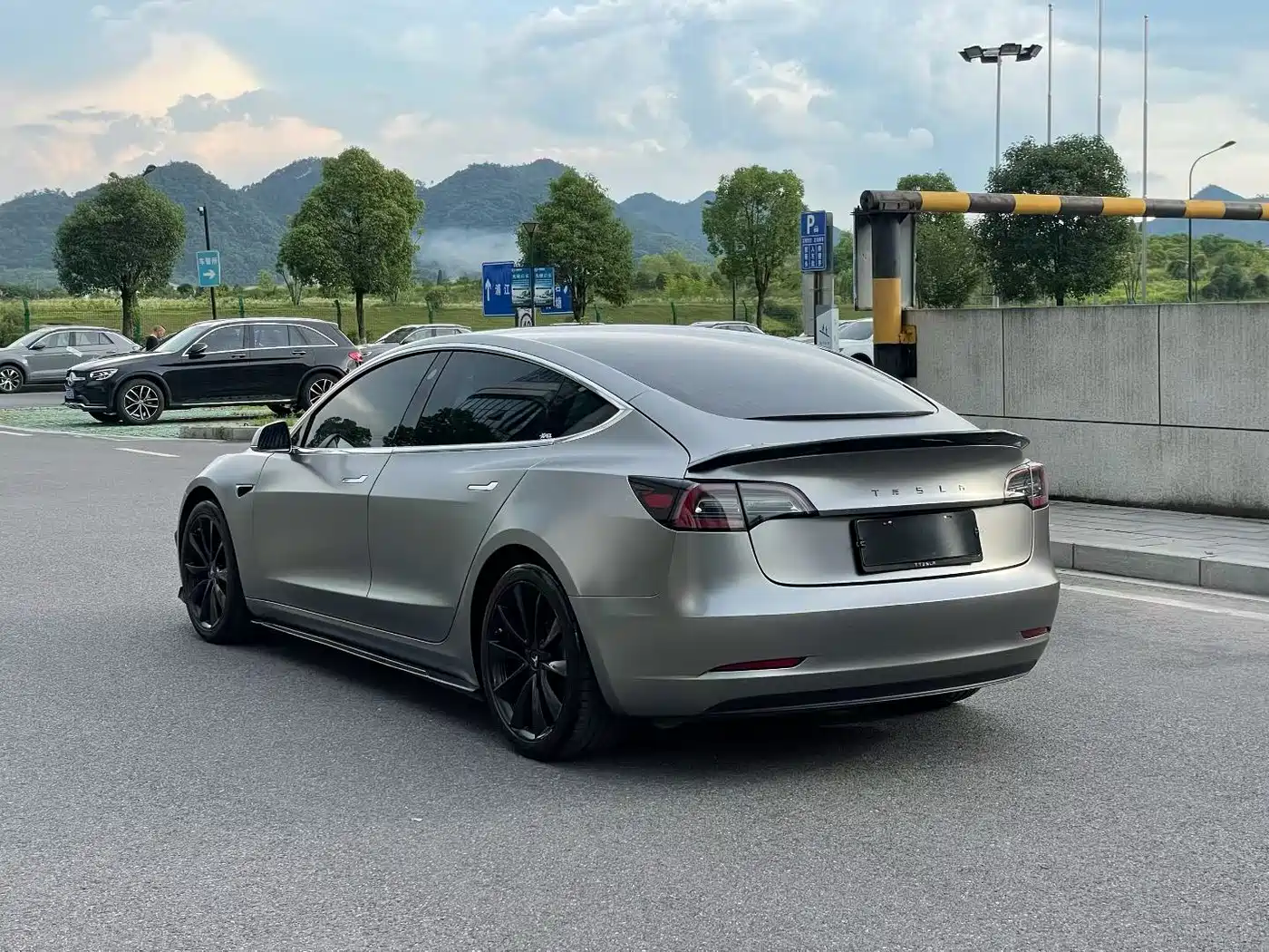 TESLA MODEL 3