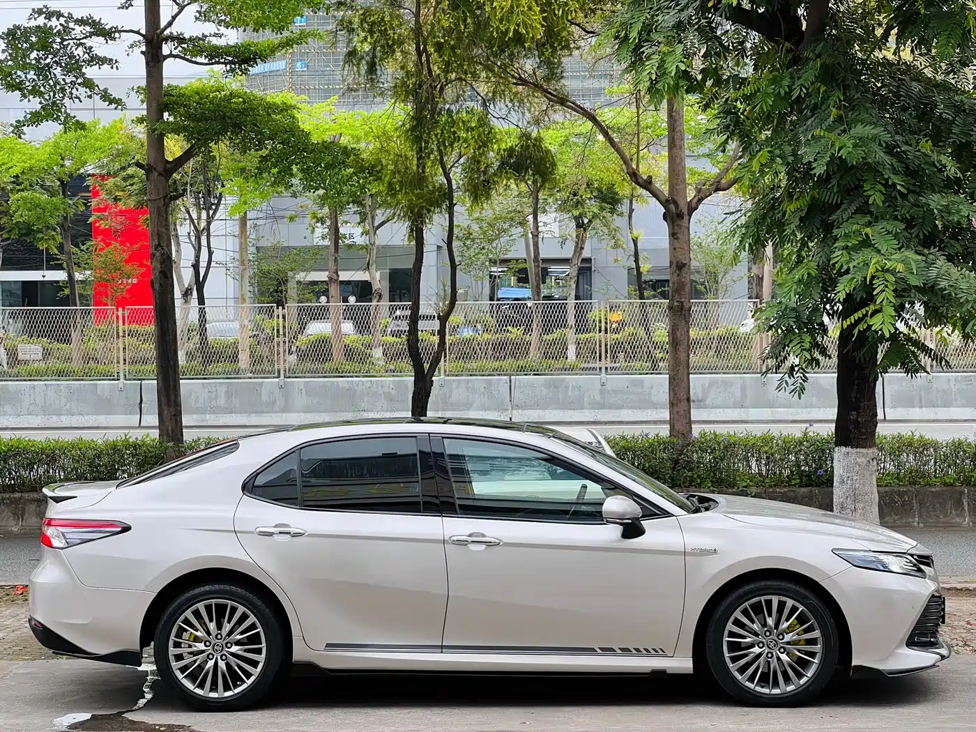 Toyota Camry 2019 Facelift Hybrid 2.5HG Luxury Edition фото 9