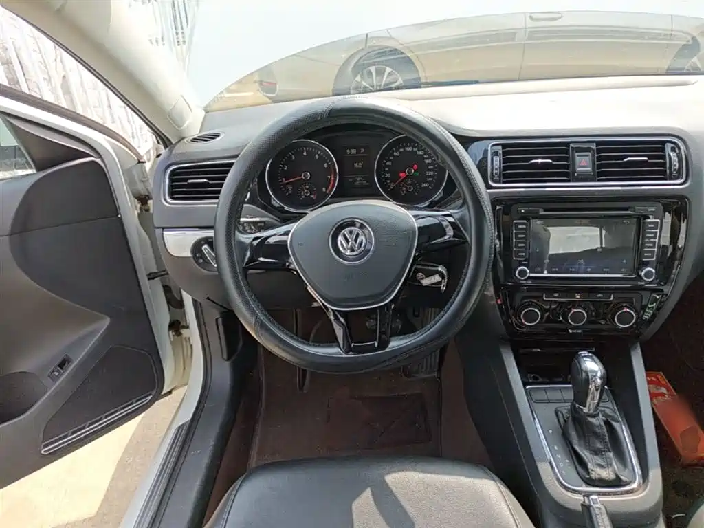 Volkswagen Sagitar 2015 230TSI Automatic Comfort фото 17