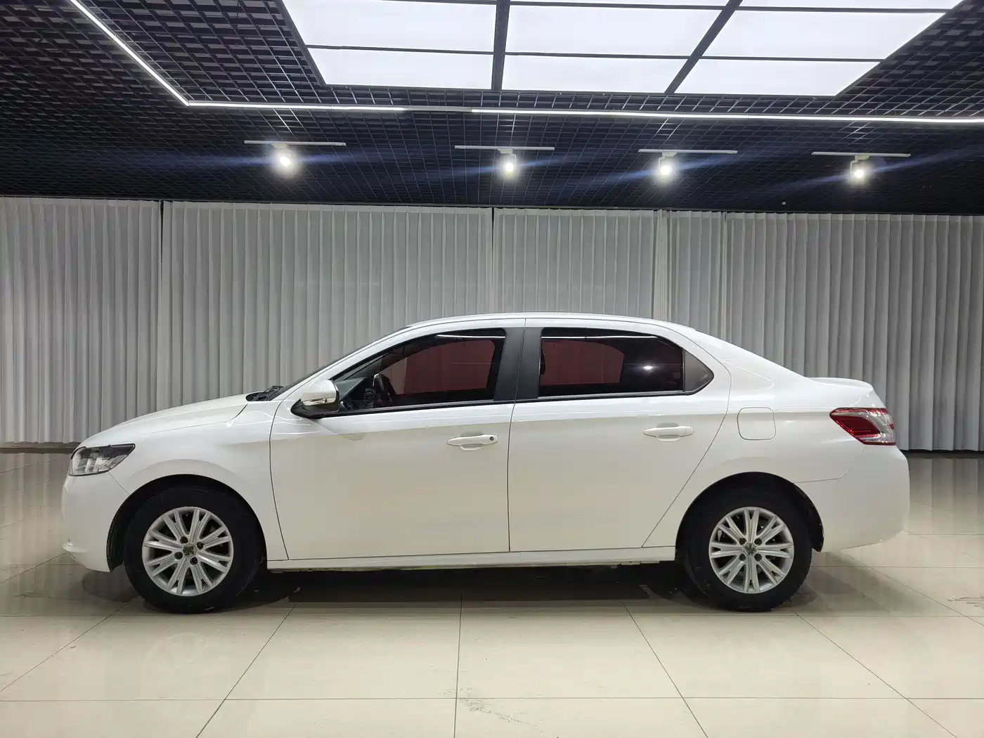 Peugeot 301 2016 1.6L Manual Comfort Edition фото 8
