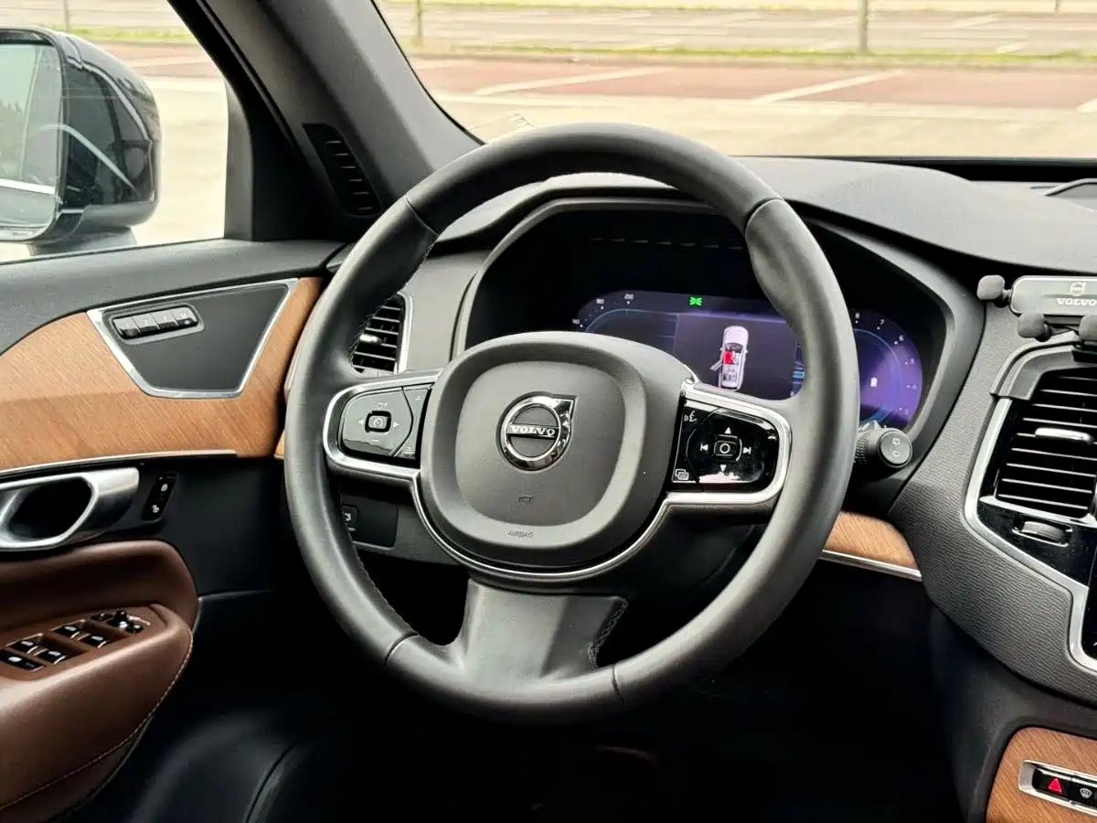 VOLVO XC90