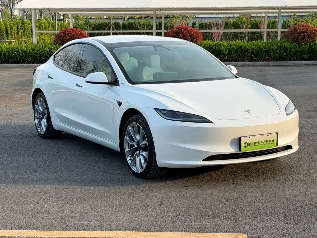 TESLA MODEL 3