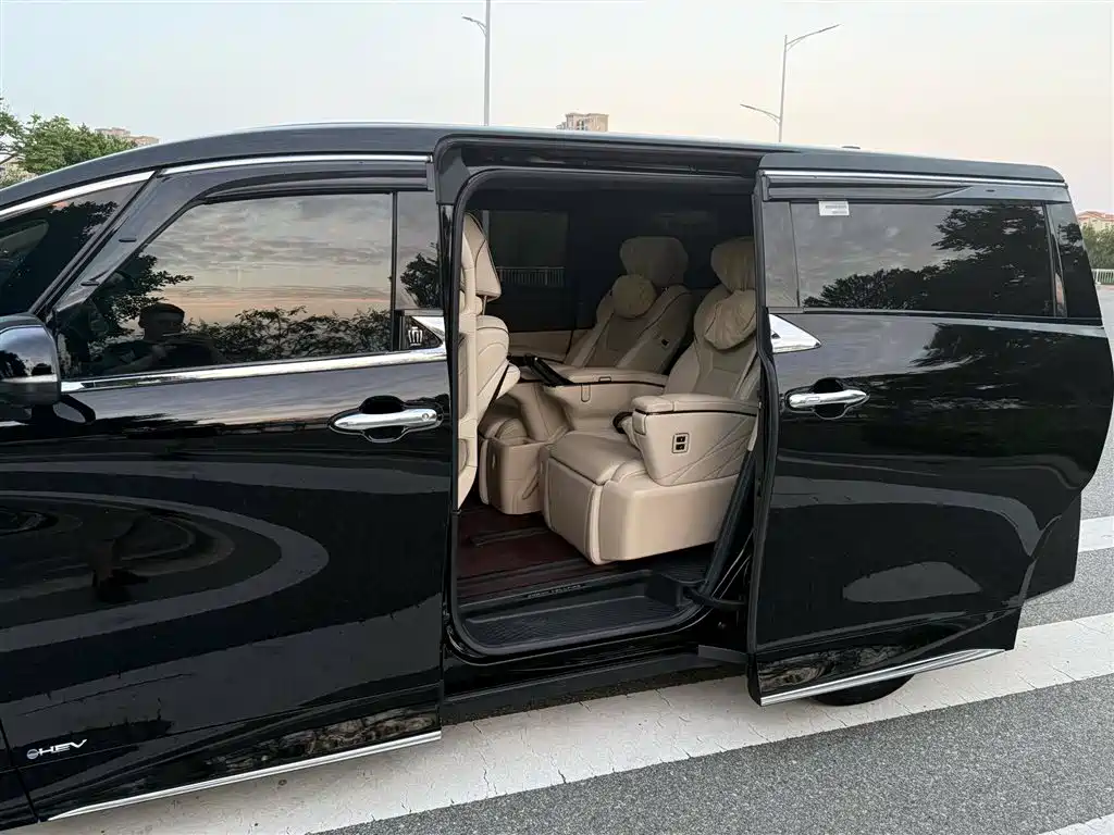 Toyota Vellfire 2023 Crown Hybrid 2.5L HV Premium фото 3