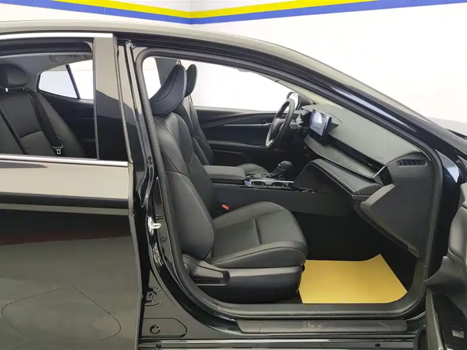 Toyota Camry 2024 Hybrid 2.0HE Elite Edition фото 8