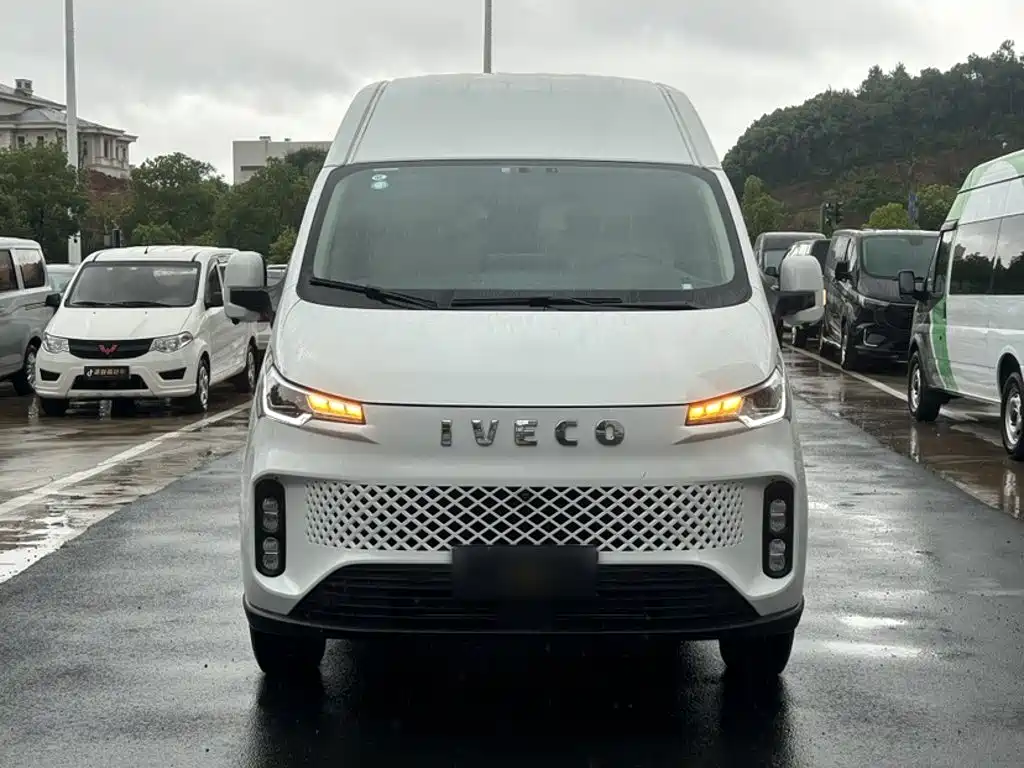 Iveco Juxing 2025 2023 B33M Bus 2.0T 110KW Automatic Medium Axle Medium Roof Single Tire