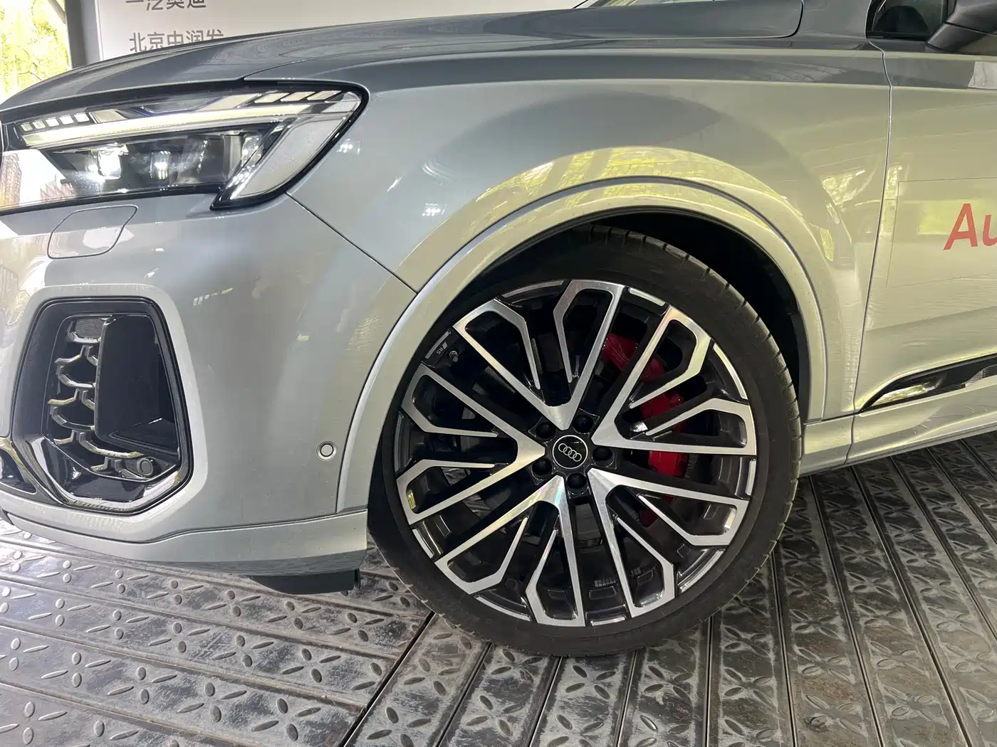 Audi SQ7 2024 4.0 TFSI фото 19