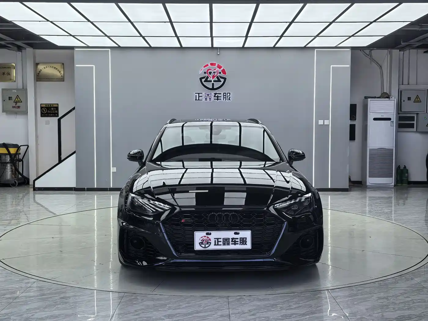 Audi RS 4 2021 RS4 Avant Dark Gold Edition фото 2