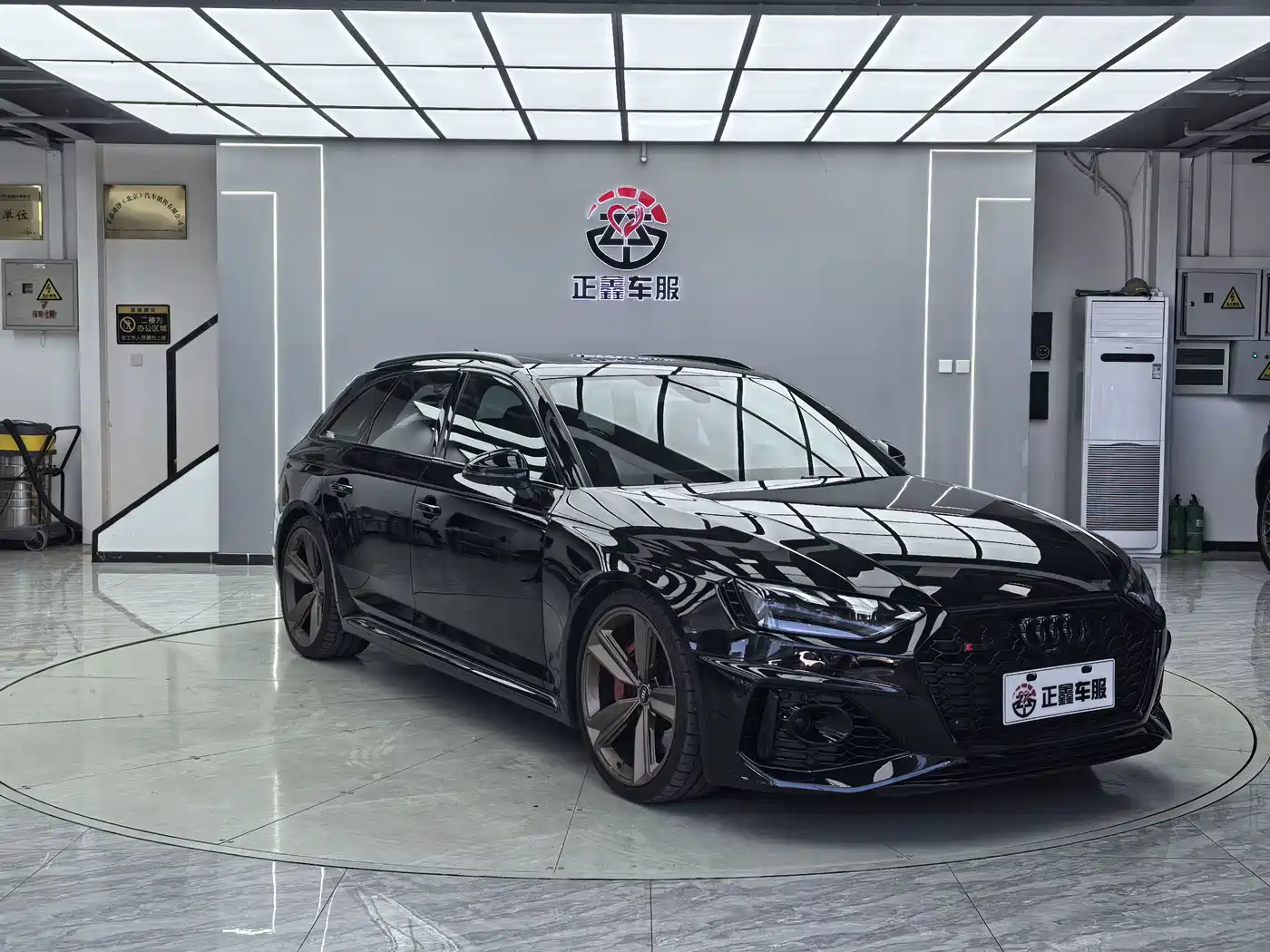 Audi RS 4 2021 RS4 Avant Dark Gold Edition фото 3