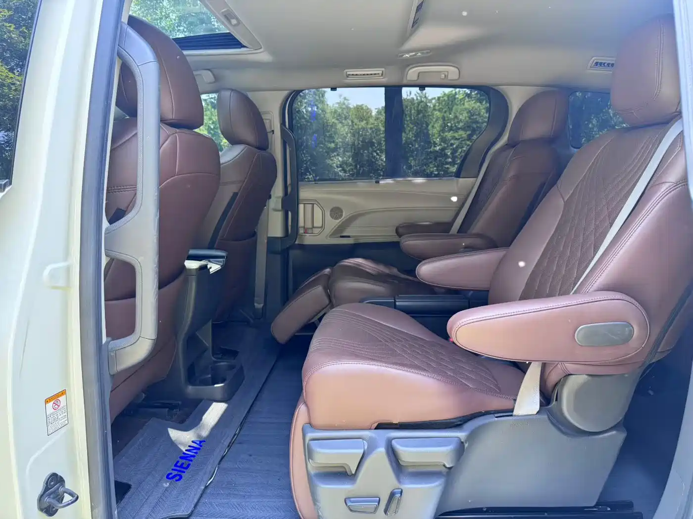 Toyota Sienna 2023 2.5L Hybrid Luxury Edition фото 4