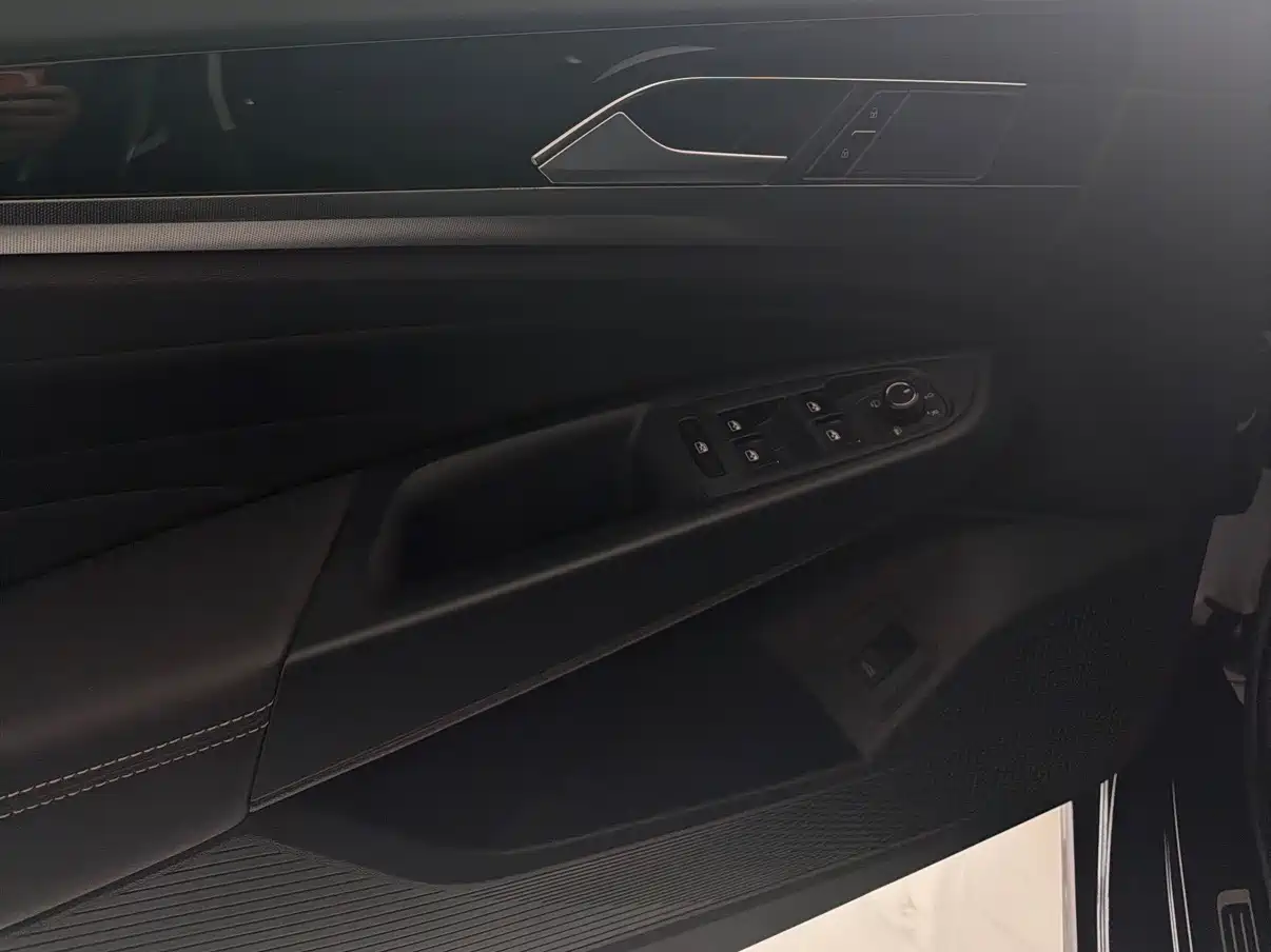 Volkswagen Passat 2022 330TSI Starlight Luxury Edition фото 12