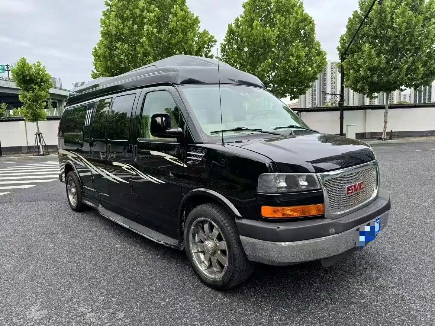 Photo 2 - GMC Savana