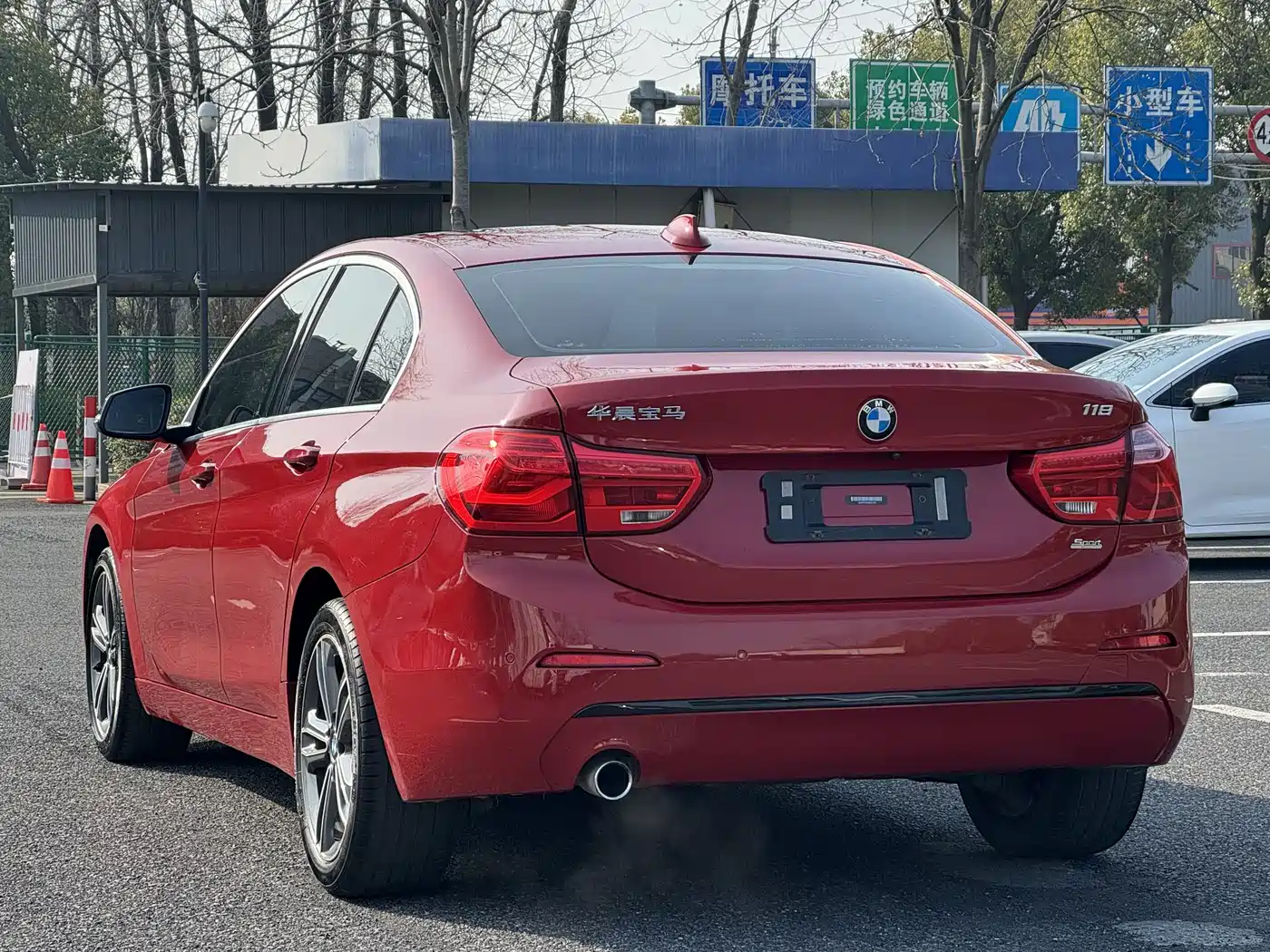 BMW 1 Series 2018 118i Sport Edition фото 3