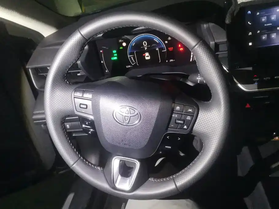 Фото 15 - Toyota Camry