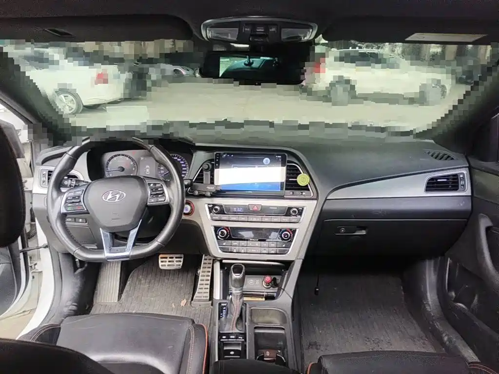 Photo 11 - Hyundai Sonata