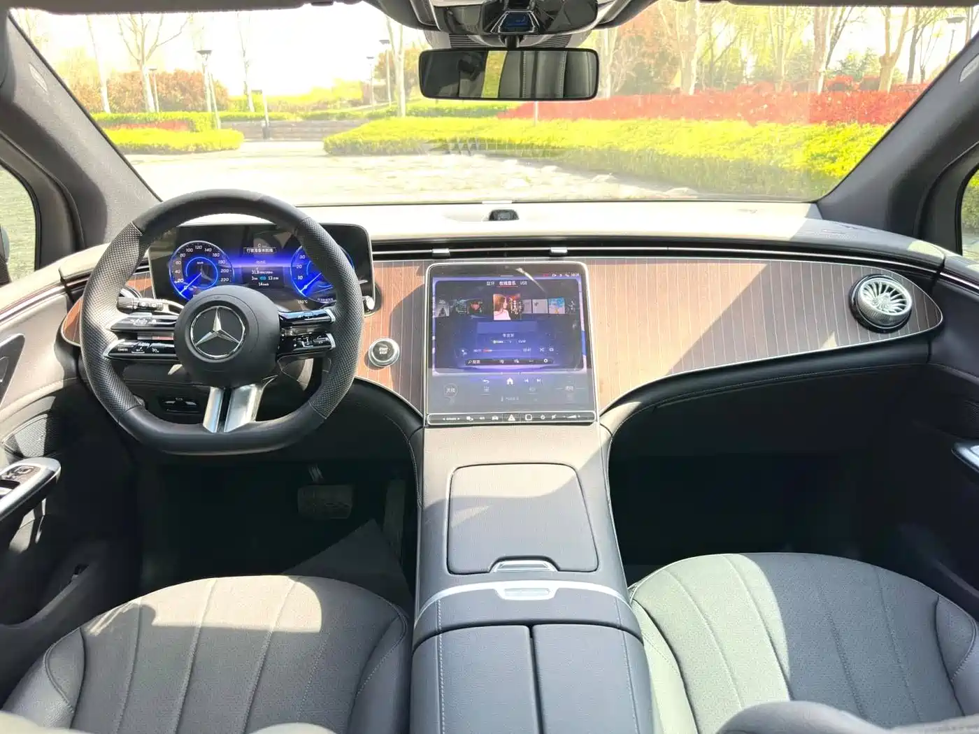 Mercedes-Benz EQE SUV 2024 500 4MATIC Pioneer Edition фото 17
