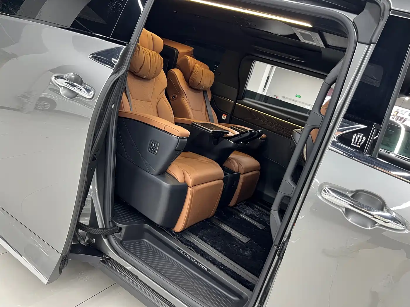 Toyota Vellfire 2026 2024 Crown Hybrid 2.5L Executive Premium Edition