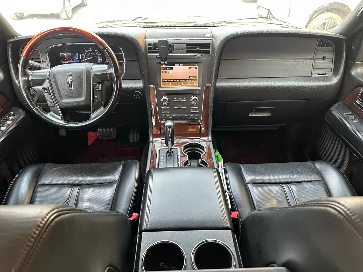 Photo 8 - Lincoln Navigator