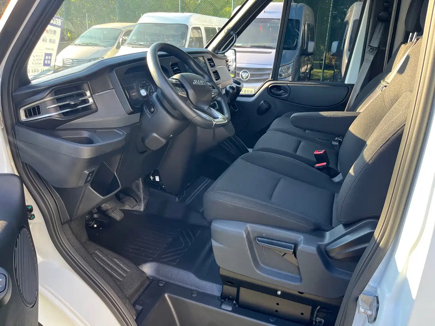 Jiangling JMC Fushun 2026 2025 Model 2.0T 6MT Diesel Medium Wheelbase Medium-High Roof Commercial MPV 5/6 Seats