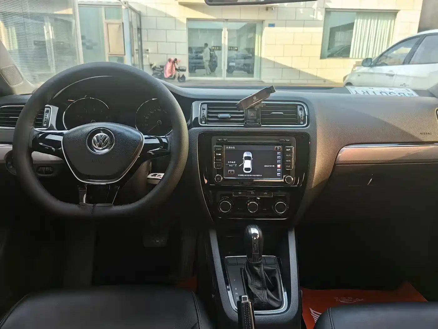 Volkswagen Sagitar 2015 1.6L Automatic Comfort фото 8