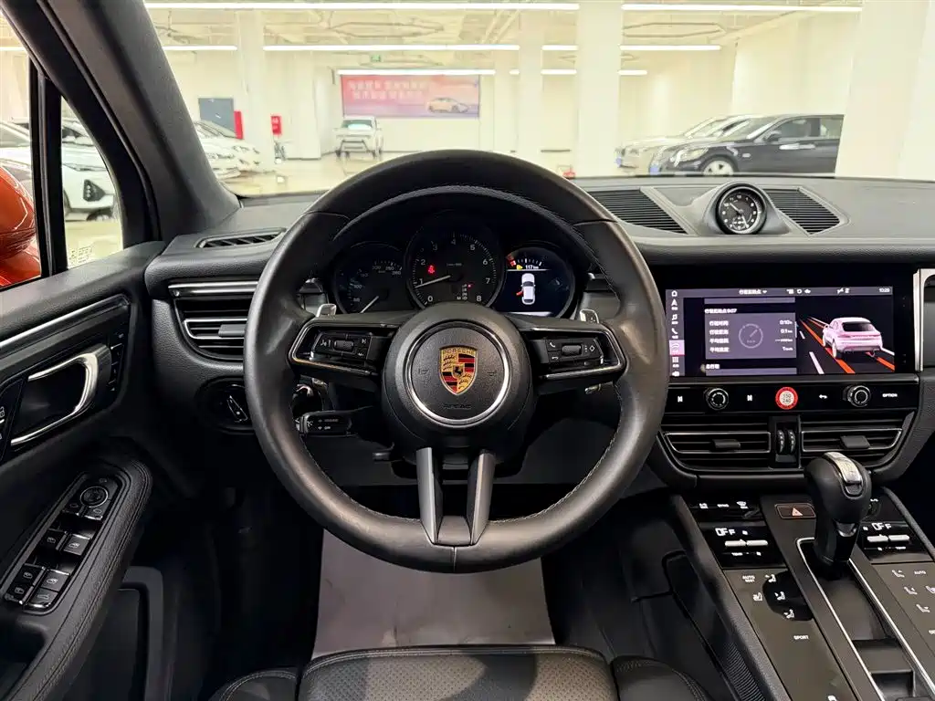 PORSCHE MACAN
