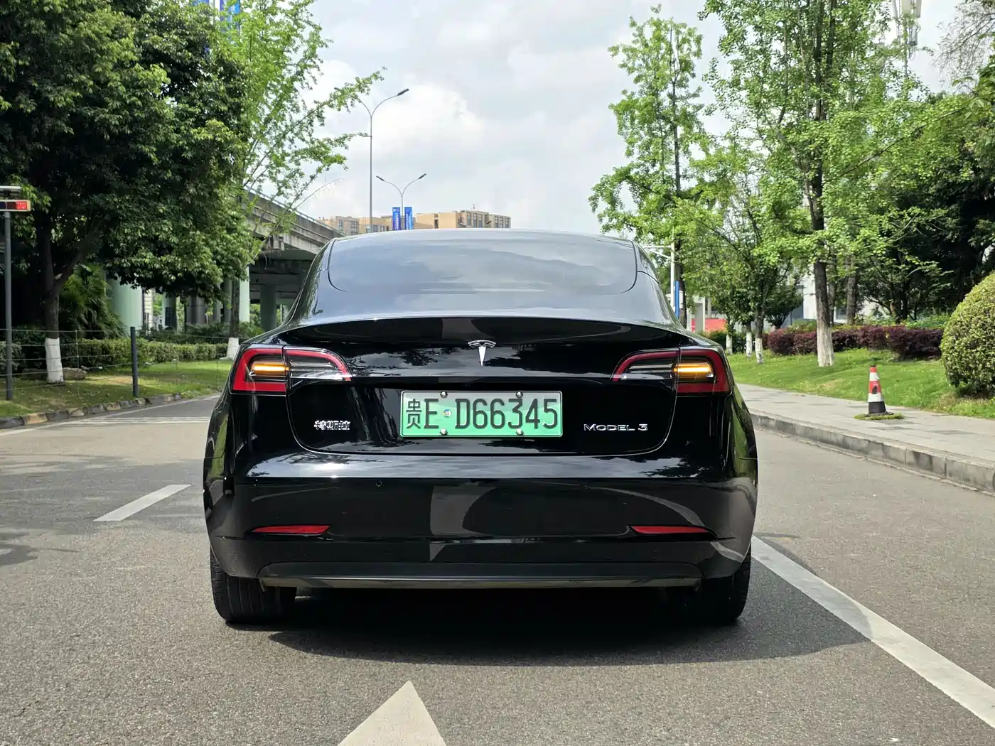 TESLA MODEL 3