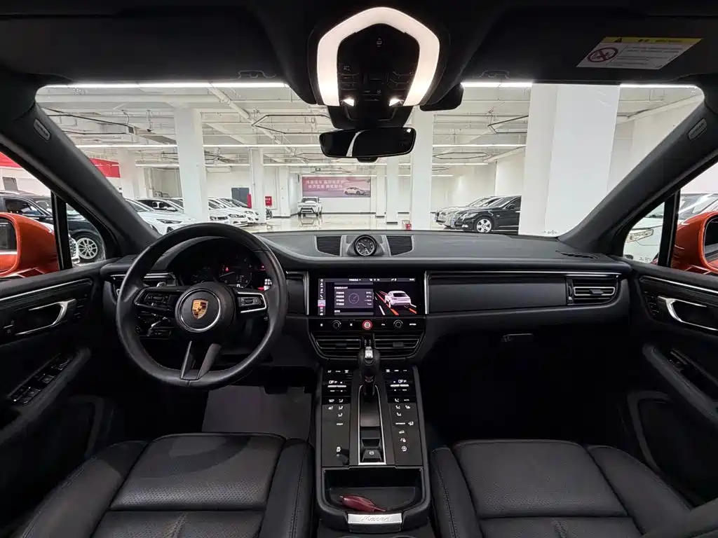 PORSCHE MACAN