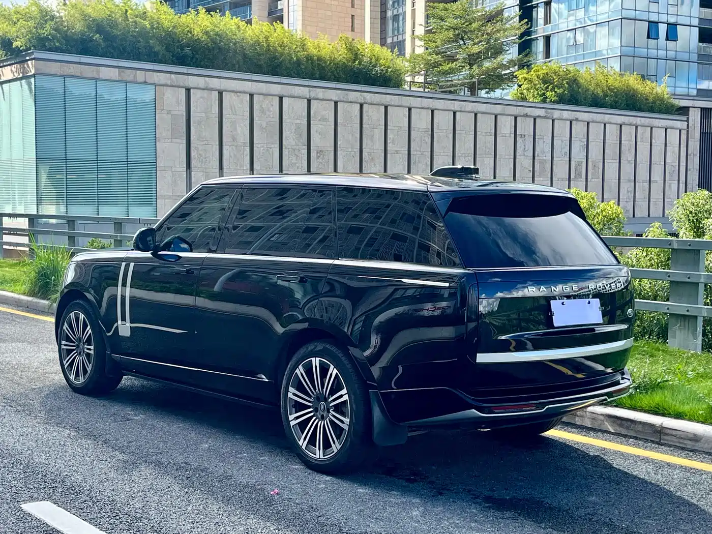 Land Rover Range Rover 2023 3.0 L6 400PS Genesis Extended Version фото 4