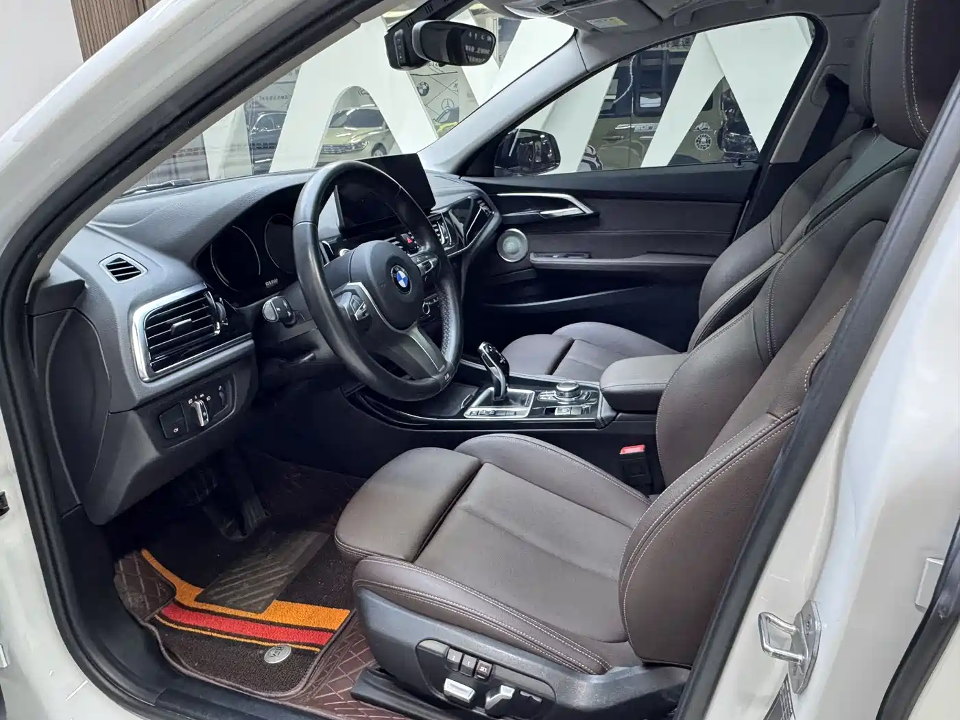 BMW 1 Series 2023 120i M Sport Shadow Edition фото 13
