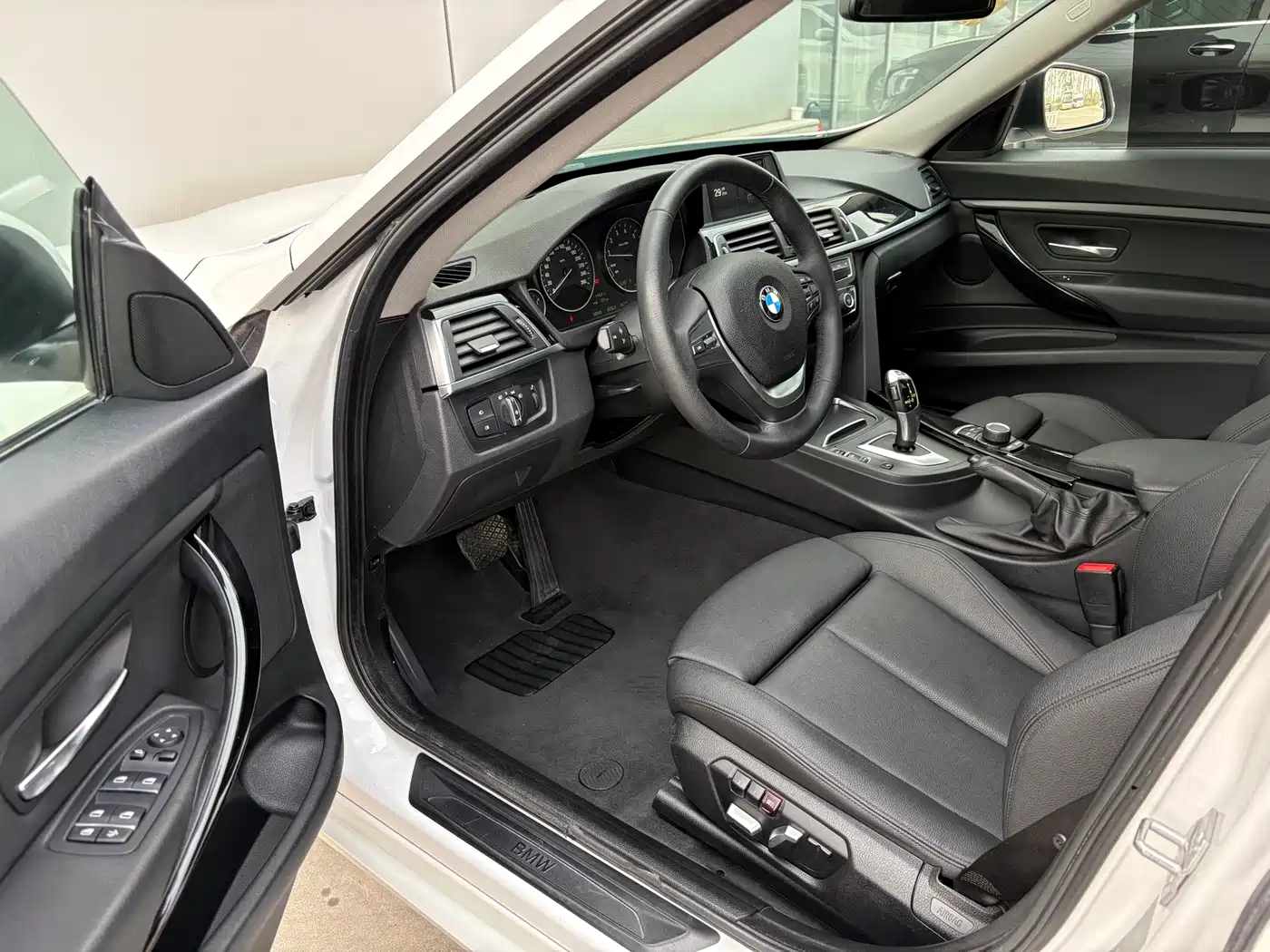 BMW 3 Series GT 2018 320i Fashion фото 7