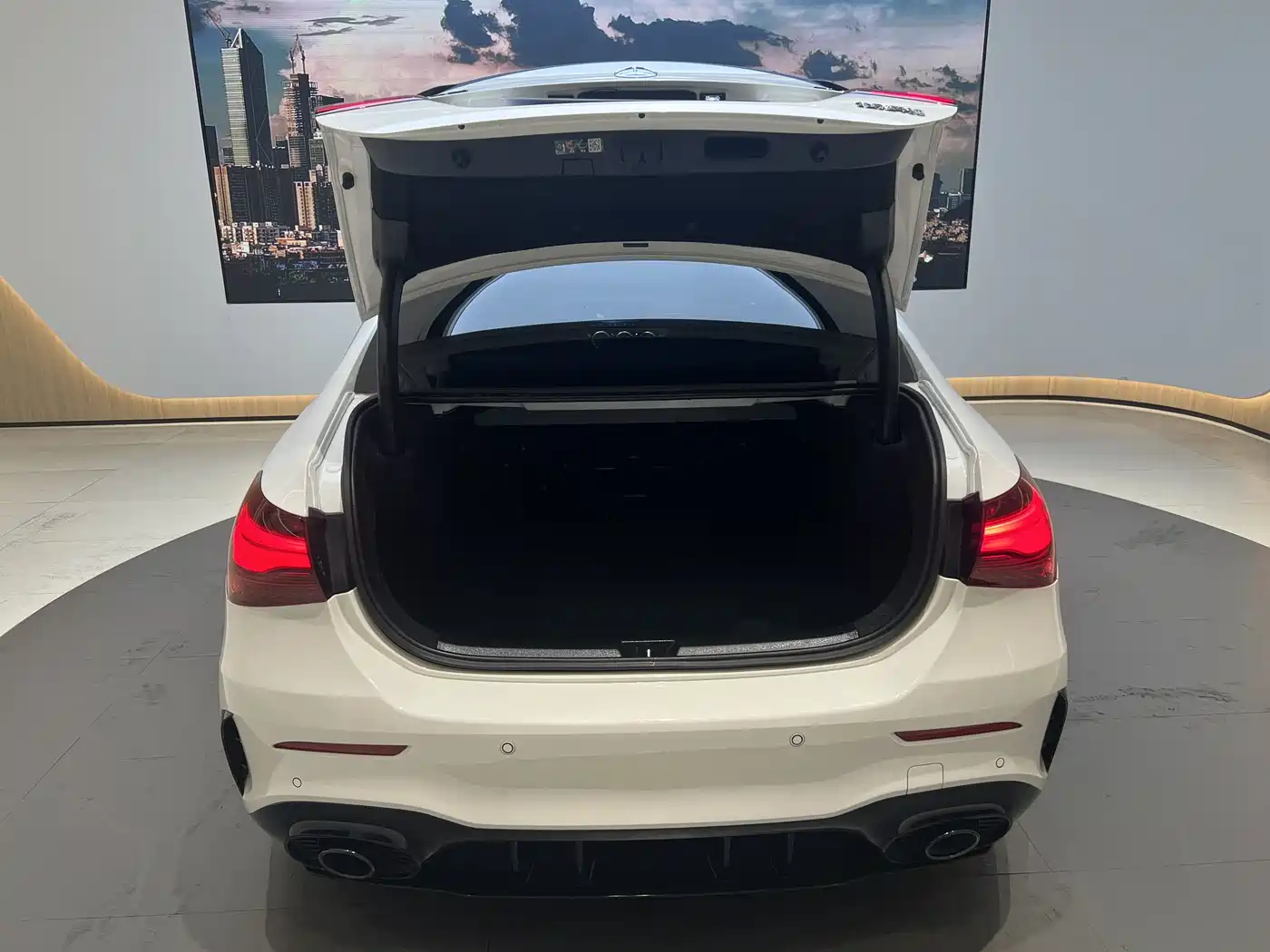 Mercedes-Benz A-Class AMG 2024 Facelift AMG A 35 L 4MATIC фото 12