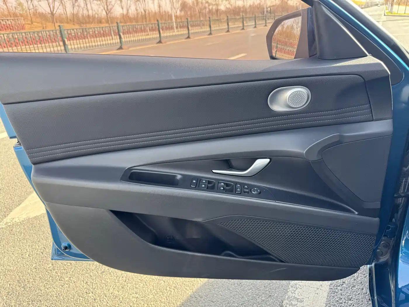 Hyundai Elantra 2022 1.5L CVT LUX Premium Edition фото 12