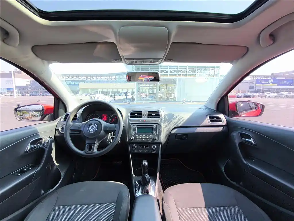 Volkswagen Polo 2013 1.4L Automatic Luxury Edition фото 14