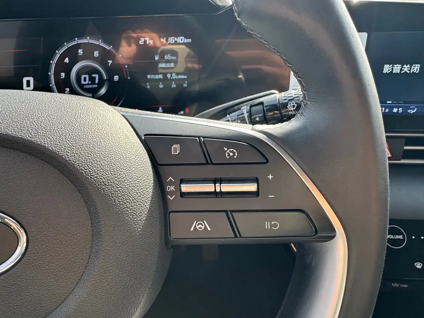 Hyundai Elantra 2022 1.5L CVT LUX Premium Edition фото 16