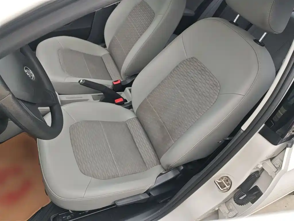 Škoda Rapid 2016 1.6L Automatic Pioneer Edition фото 15
