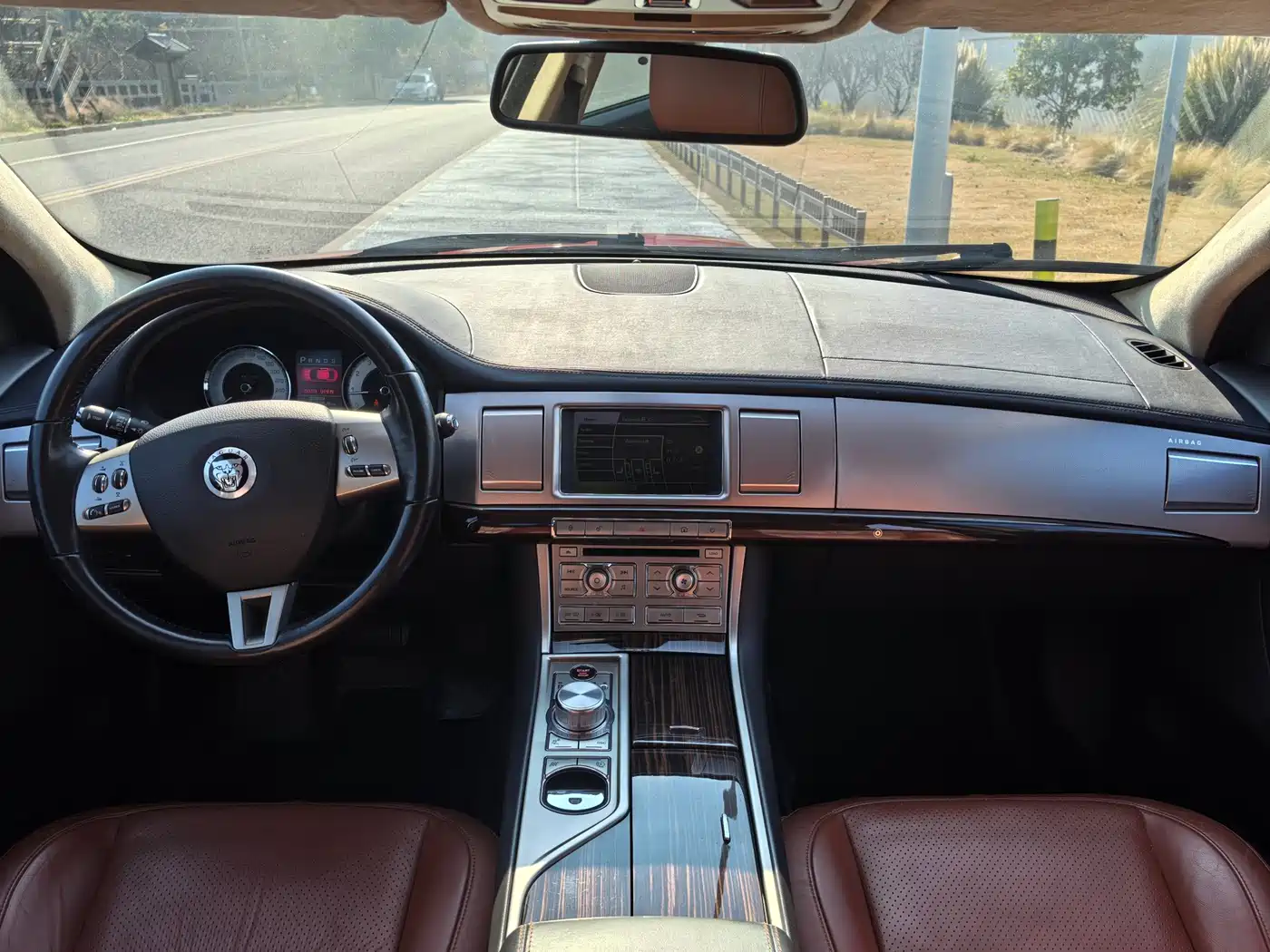 Photo 18 - Jaguar XF