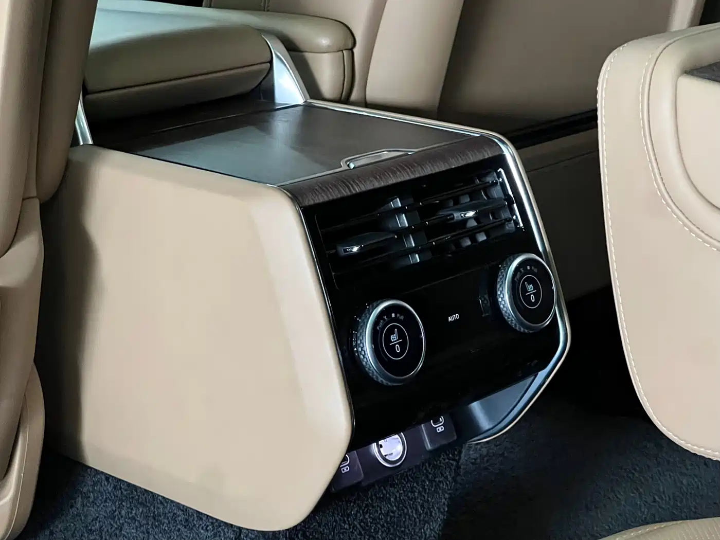 Land Rover Range Rover 2024 3.0 L6 400PS Exemplary Extended фото 33