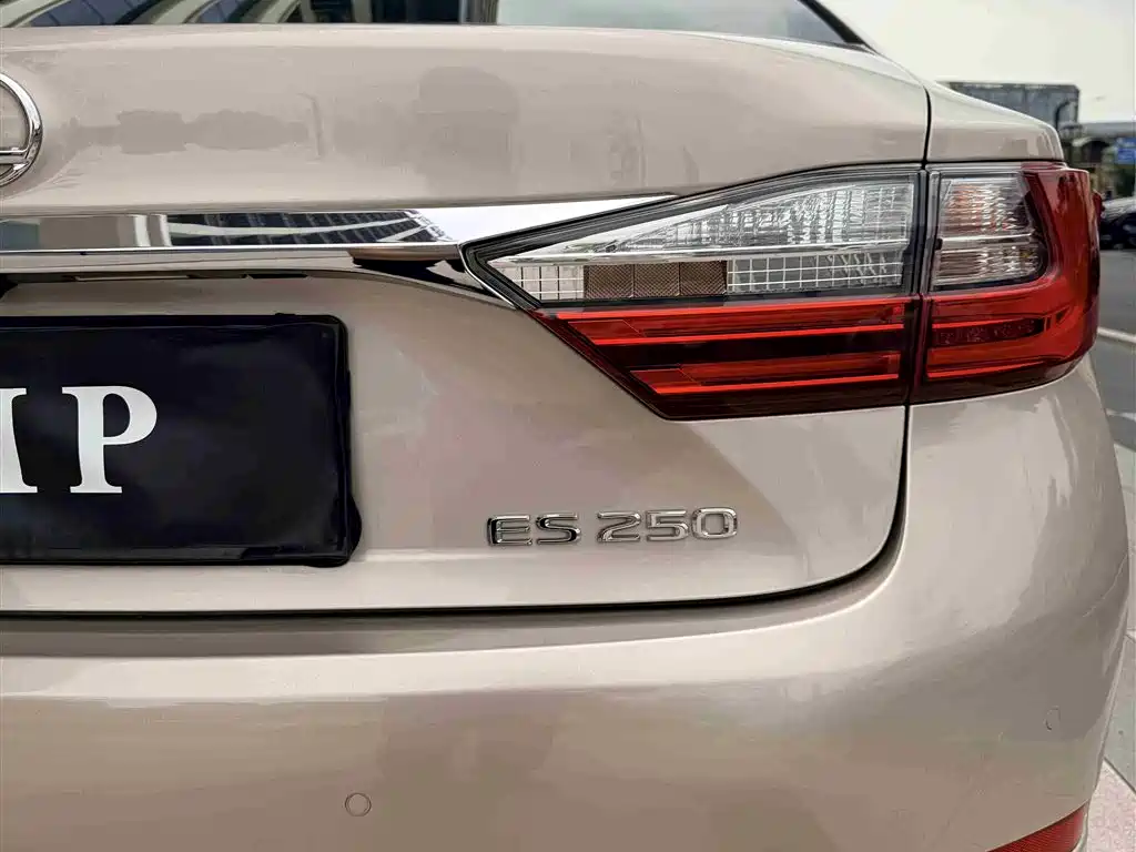 Lexus ES 2015 250 Elegance Edition фото 13