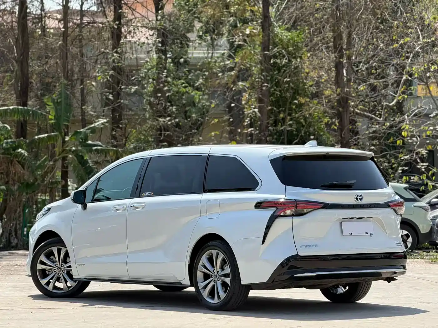 Toyota Sienna 2023 2.5L Hybrid Premium Edition фото 7