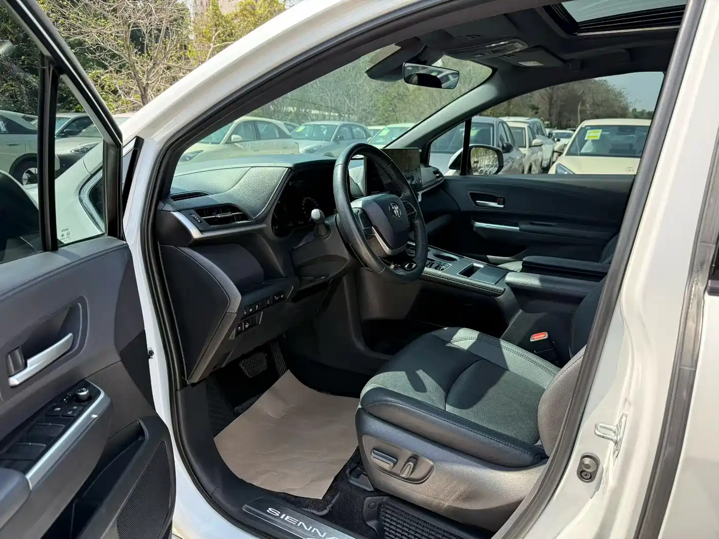Toyota Sienna 2023 2.5L Hybrid Premium Edition фото 4