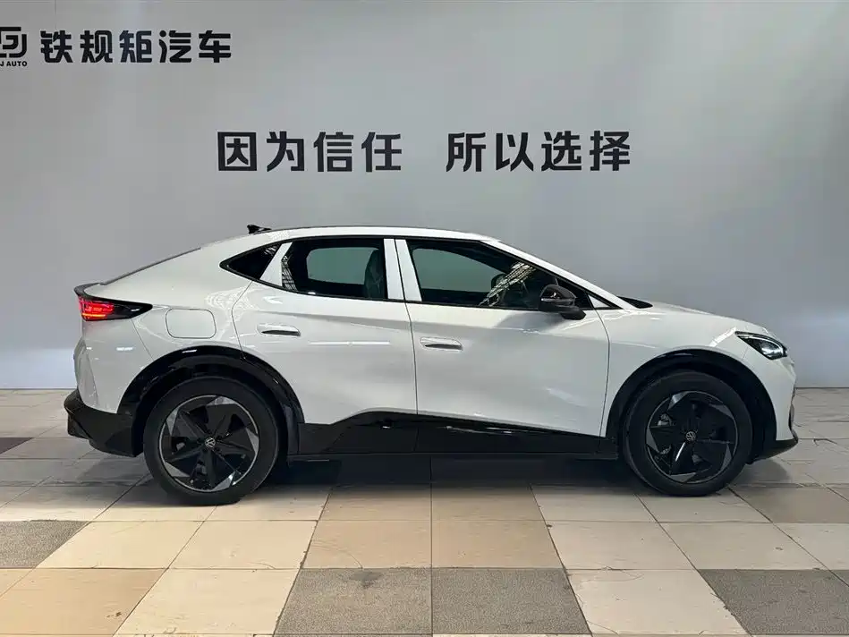 VOLKSWAGEN WITH THE CROWD 06