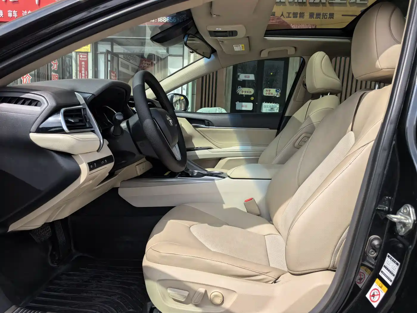 Toyota Camry 2018 Hybrid 2.5HG Luxury Edition фото 4