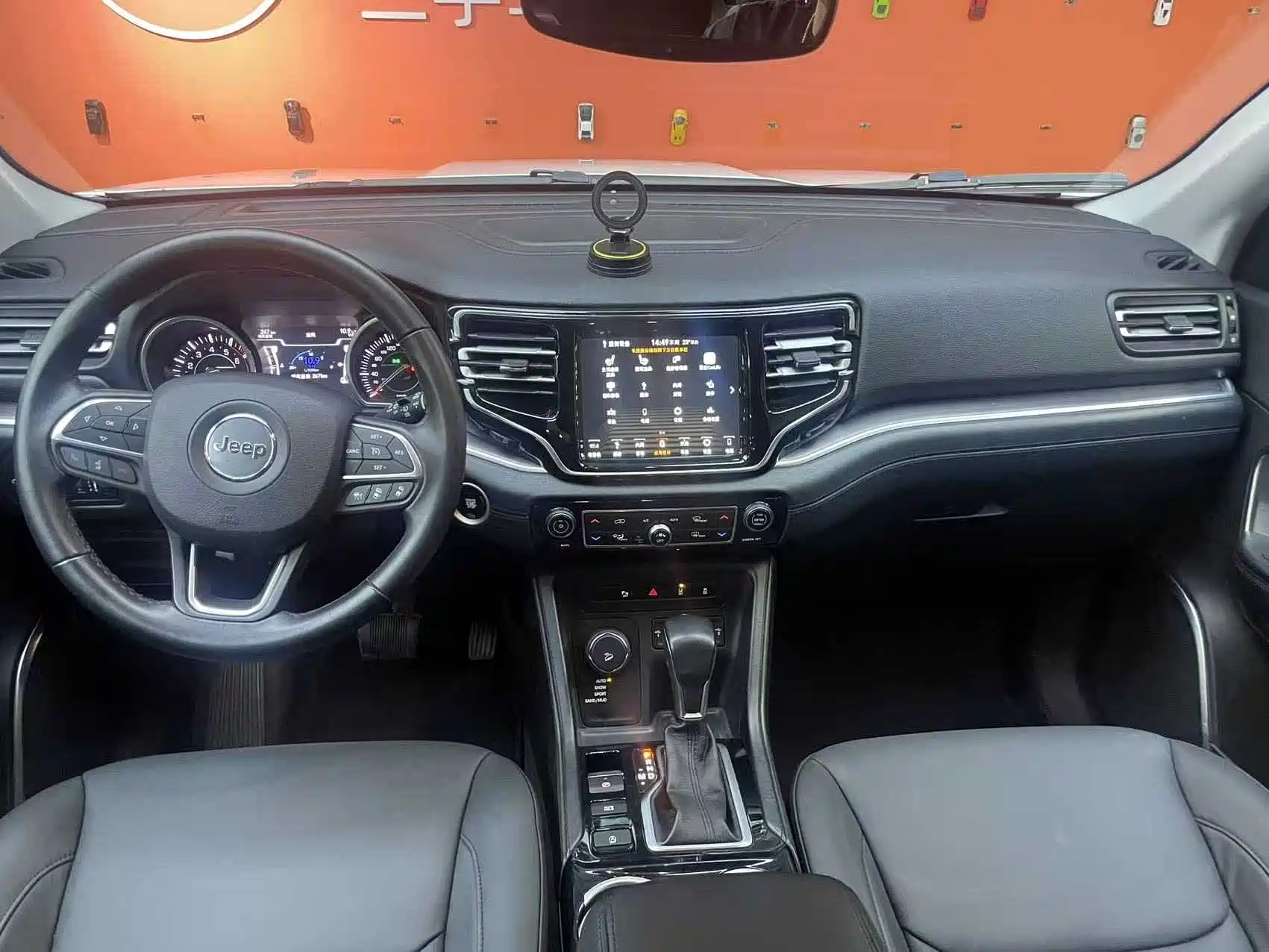 Photo 7 - Jeep Grand Commander