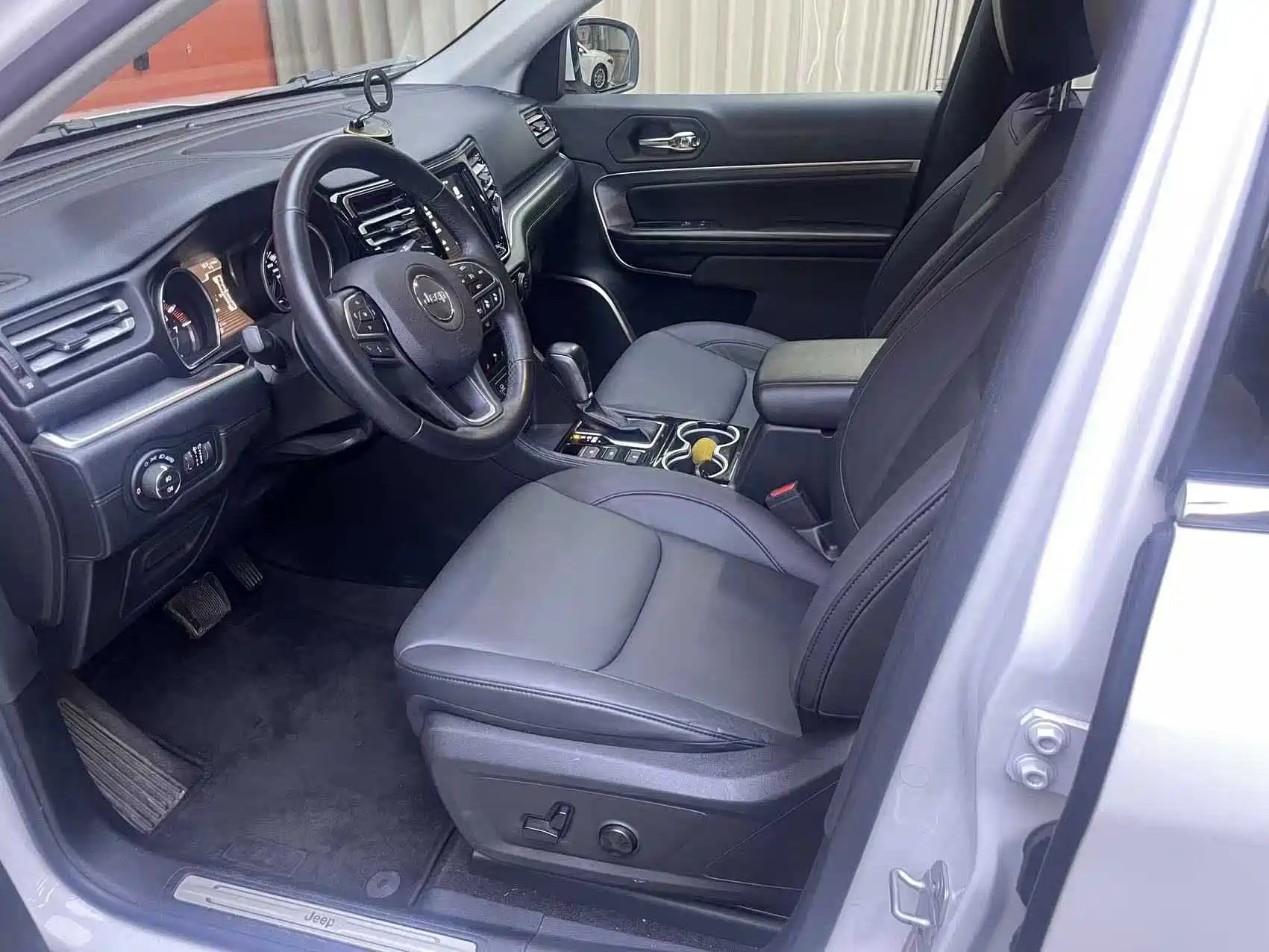 Photo 8 - Jeep Grand Commander