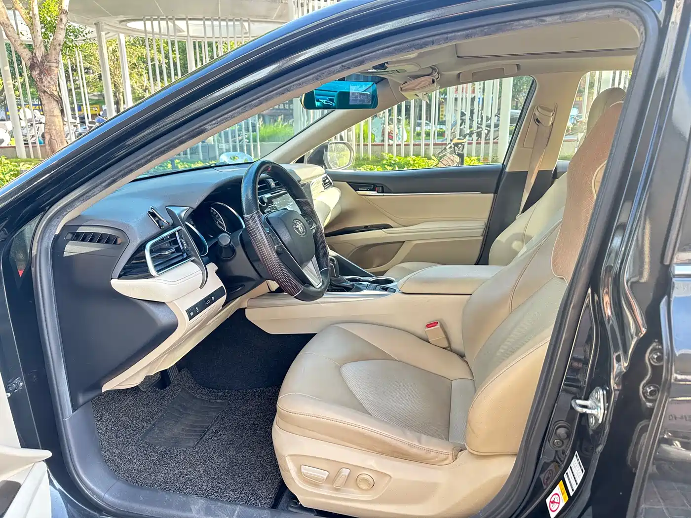 Toyota Camry 2018 Hybrid 2.5HG Luxury Edition фото 6